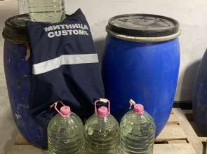 Митническите служители откриха 230 литра нелегален алкохол в частен имот в Дулово