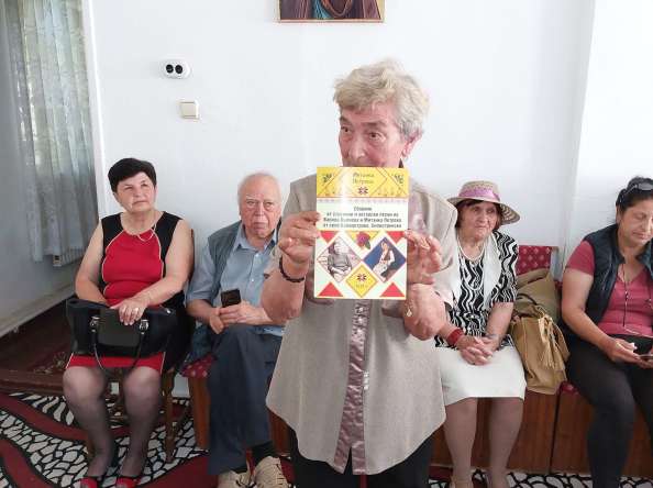 Две народни певици – родственици от село Калипетрово, с общ сборник с народни песни