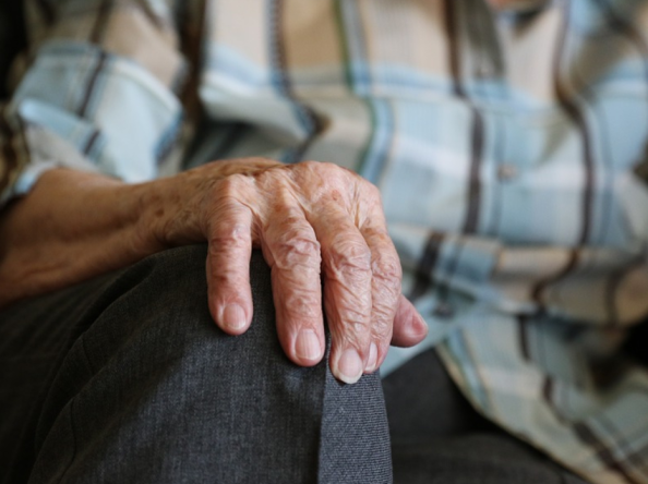 Живеещите в чужбина пенсионери подават декларация за продължаване изплащането на българската си пенсия