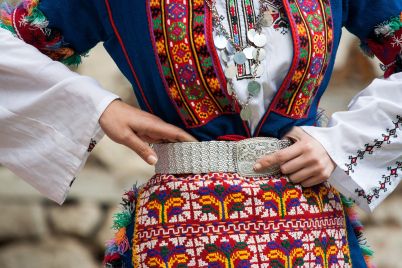 bulgarian-folk-costume-4017174_1920.jpg